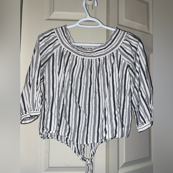 4/$20 Dynamite Cropped Shirt - Picture 3 of 4